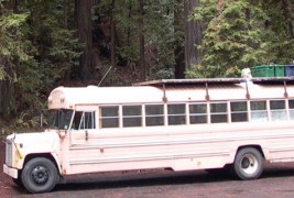 Школски автобус претворен во движечки дом