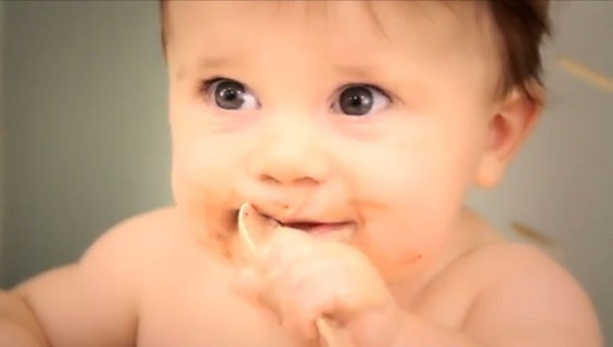 Како реагираат дечиња кои првпат јадат сладолед?