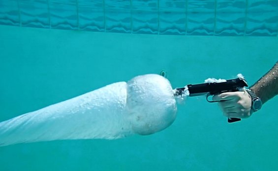 Што ќе се случи ако пукате со пиштол под вода?