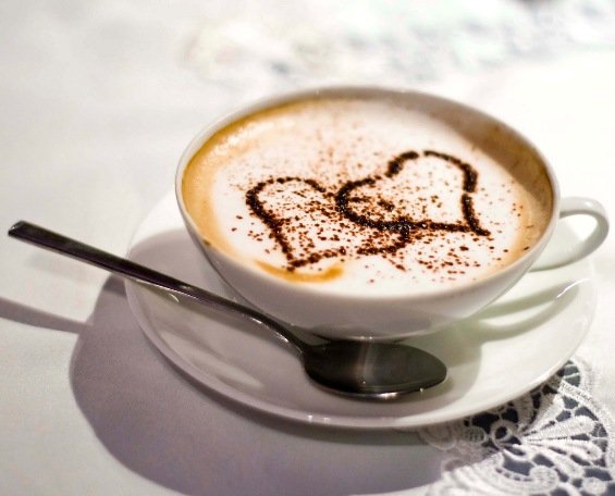 Толку многу љубов во шолја кафе