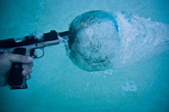 Што ќе се случи ако пукате со пиштол под вода?