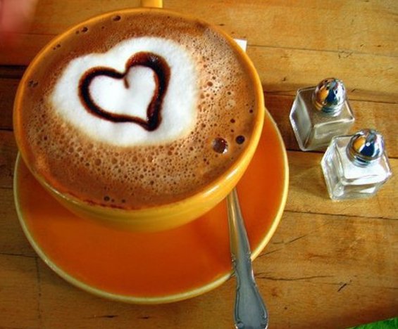 Толку многу љубов во шолја кафе