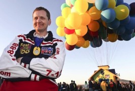 Авантурист се вивна во небото сосе куќа која лета на балони