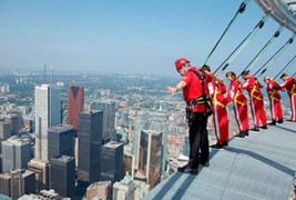 Чекорење по работ на „CN Tower“ во Торонто