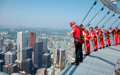 Чекорење по работ на „CN Tower“ во Торонто