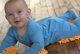 Како бебето да ви помогне околу чистењето на подот?
