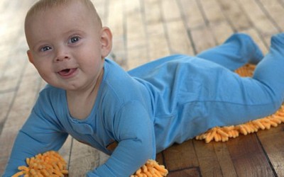 Како бебето да ви помогне околу чистењето на подот?