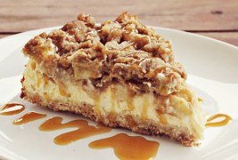 Карамелизиран чизкејк со јаболка