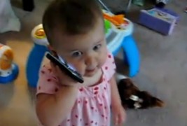 Слатко бебенце зборува на телефон како возрасна жена