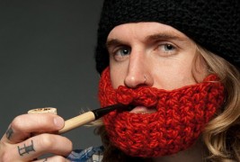 Зимска капа со вградена плетена брада