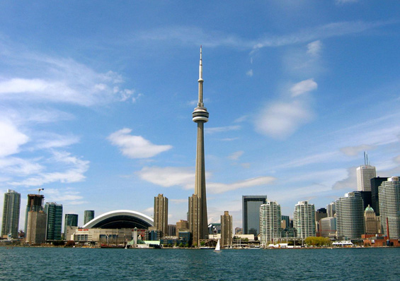 Чекорење по работ на „CN Tower“ во Торонто