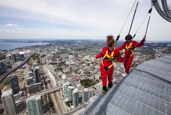 Чекорење по работ на „CN Tower“ во Торонто