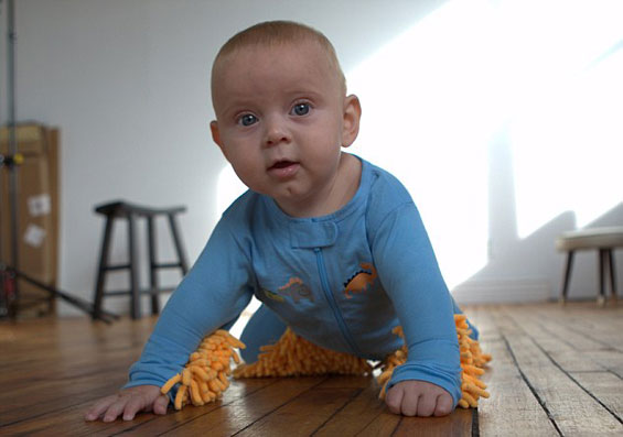 Како бебето да ви помогне околу чистењето на подот?