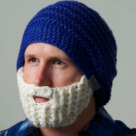 Зимска капа со вградена плетена брада