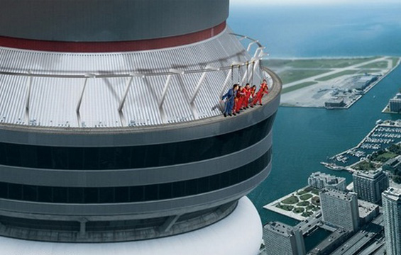 (3) Чекорење по работ на „CN Tower“ во Торонто Чекорење по работ на „CN Tower“ во Торонто