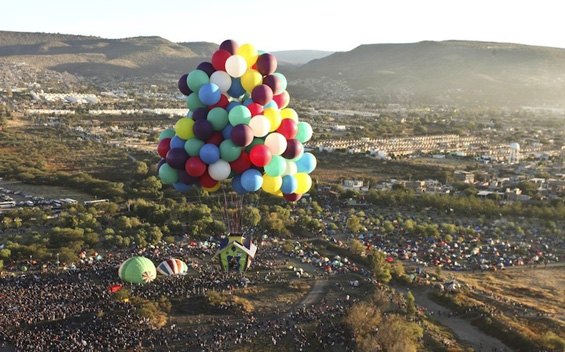 Авантурист се вивна во небото сосе куќа која лета на балони