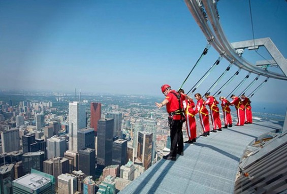 (5) Чекорење по работ на „CN Tower“ во Торонто Чекорење по работ на „CN Tower“ во Торонто