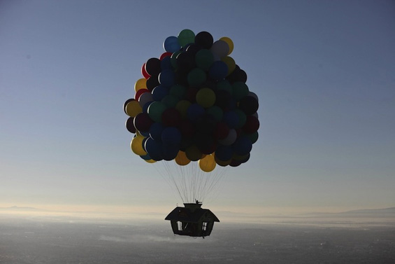 Авантурист се вивна во небото сосе куќа која лета на балони