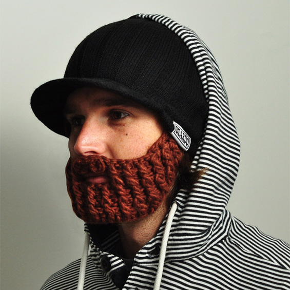 Зимска капа со вградена плетена брада