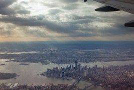 Адреналински поглед низ авионскиот прозорец