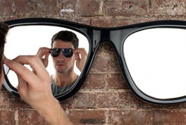 Фанки огледало во облик на џиновски очила за сонце