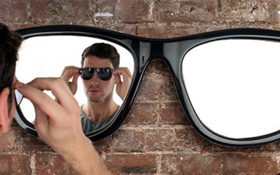 Фанки огледало во облик на џиновски очила за сонце