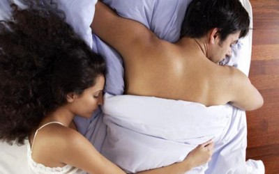 Како спијат маж и жена во брачен кревет?