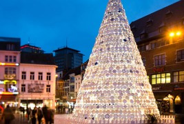 Порцеланска елка направена од 5.000 чинии