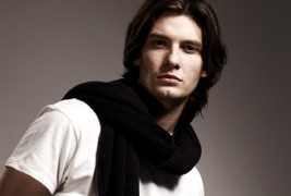 Шалот како моден додаток за мажи во 10 различни стилови на врзување