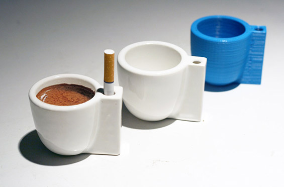 Чаша за кафе и цигари