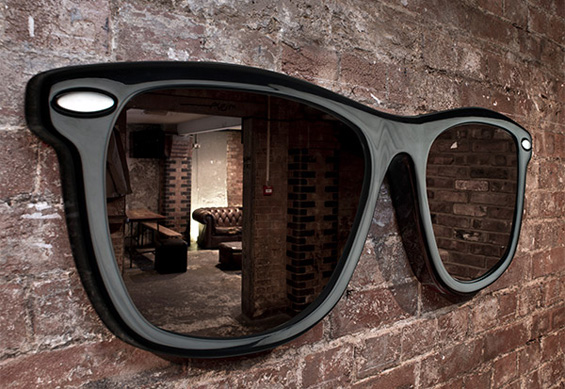 Фанки огледало во облик на џиновски очила за сонце