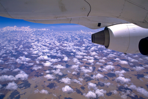 Адреналински поглед низ авионскиот прозорец