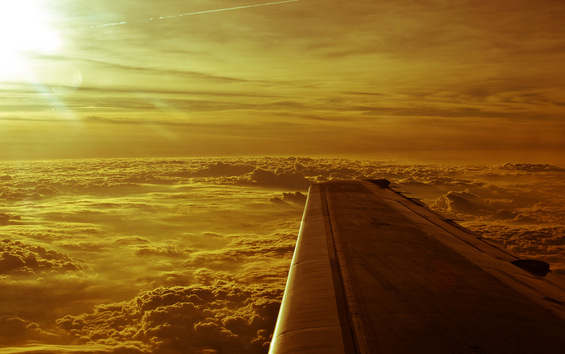 Адреналински поглед низ авионскиот прозорец