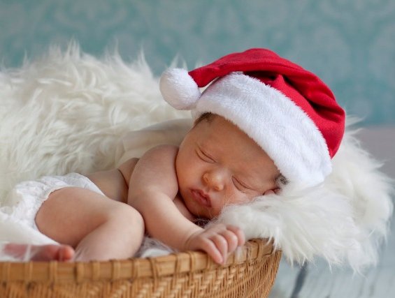 Преслатки бебиња облечени во духот на божиќните празници