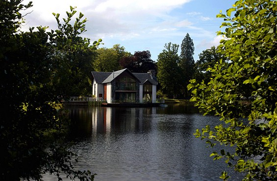 Раскошна куќа со приватно езеро