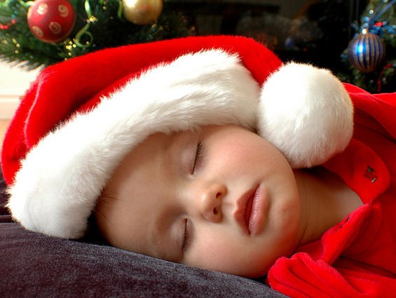 Преслатки бебиња облечени во духот на божиќните празници