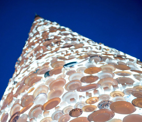 Порцеланска елка направена од 5.000 чинии