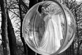 Безвремен моден едиторијал низ улиците на Париз