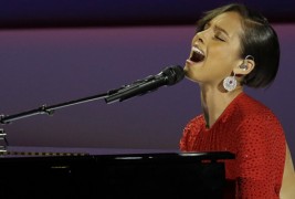 Алиша Кис го смени текстот на нејзината песна на инаугурацискиот бал во „Obama’s on Fire“