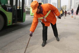 Кинеска милионерка чисти улици за да им даде пример на децата
