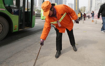Кинеска милионерка чисти улици за да им даде пример на децата