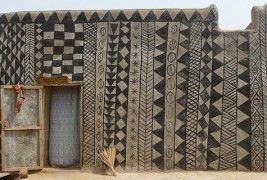 Совршено декорирани куќички од кал во најсиромашното село во светот