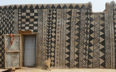 Совршено декорирани куќички од кал во најсиромашното село во светот