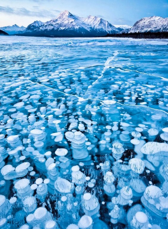 Неверојатен феномен: замрзнати меури во езеро
