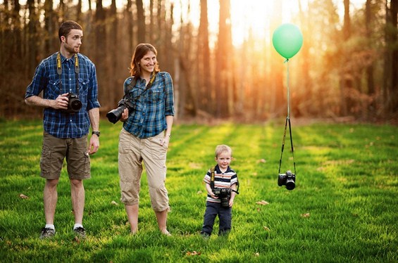 12 креативни начини да се фотографирате со вашето семејство