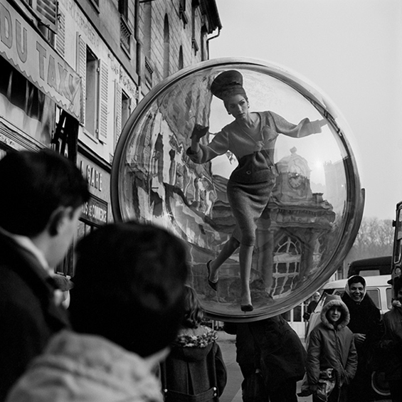 Безвремен моден едиторијал низ улиците на Париз