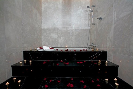 (20) Секси хотел кој ќе ве вивне во облаците Секси хотел кој ќе ве вивне во облаците