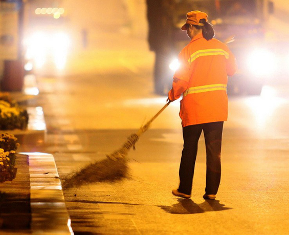 Кинеска милионерка чисти улици за да им даде пример на децата