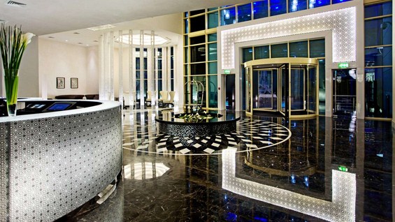 (3) Секси хотел кој ќе ве вивне во облаците Секси хотел кој ќе ве вивне во облаците