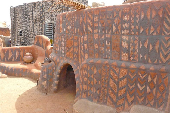 Совршено декорирани куќички од кал во најсиромашното село во светот